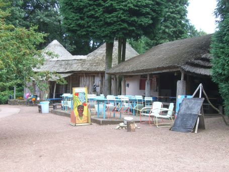 Berg en Dal : Afrika Museum, Freilichtmuseum, im Bild rechts die Chopbar und links der Museumwinkel